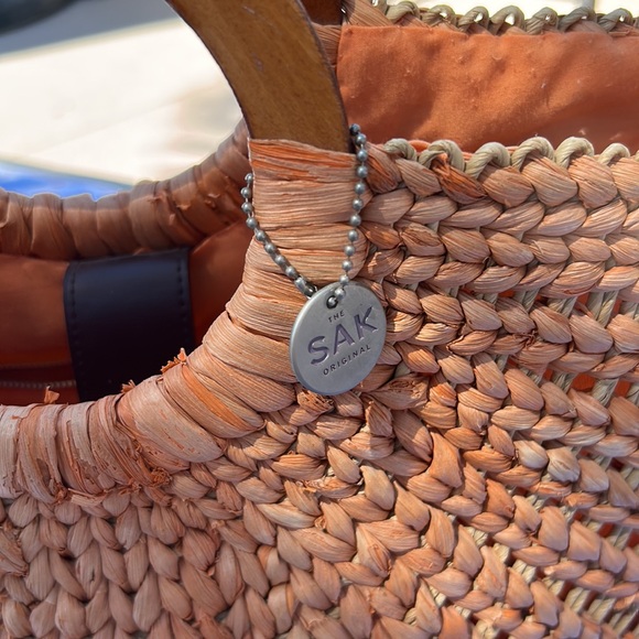 Vintage sak wicker tote w wooden handles good worn condition - Picture 5 of 10